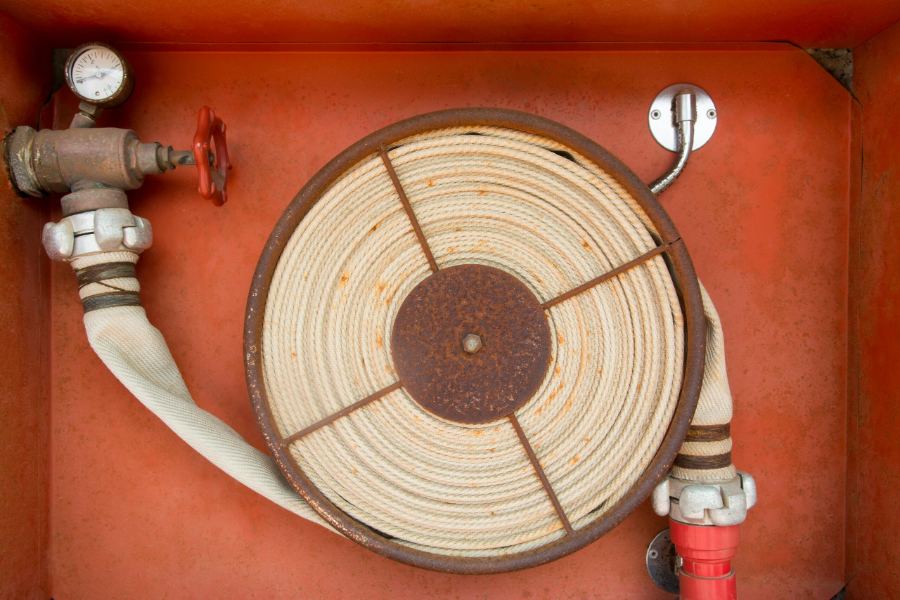 Fire hose reel and fire fighting equipment